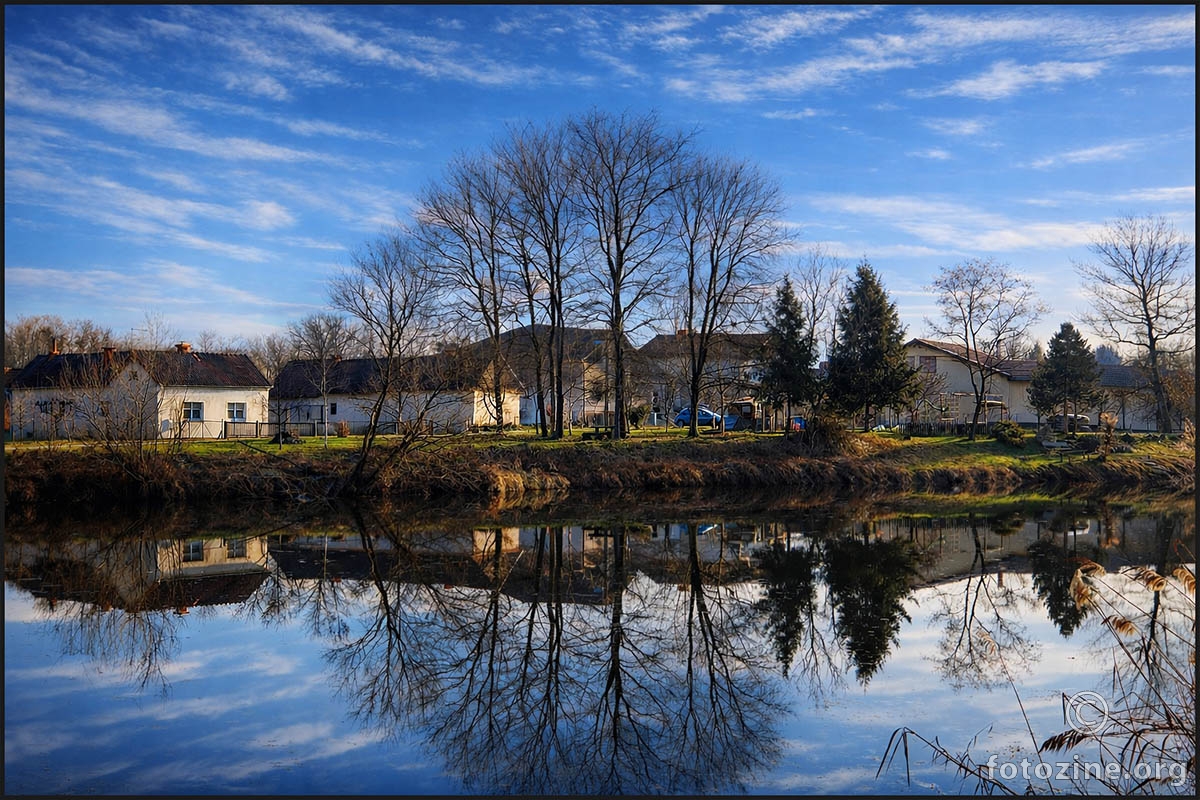 Odraz sela uz mirno jezerce