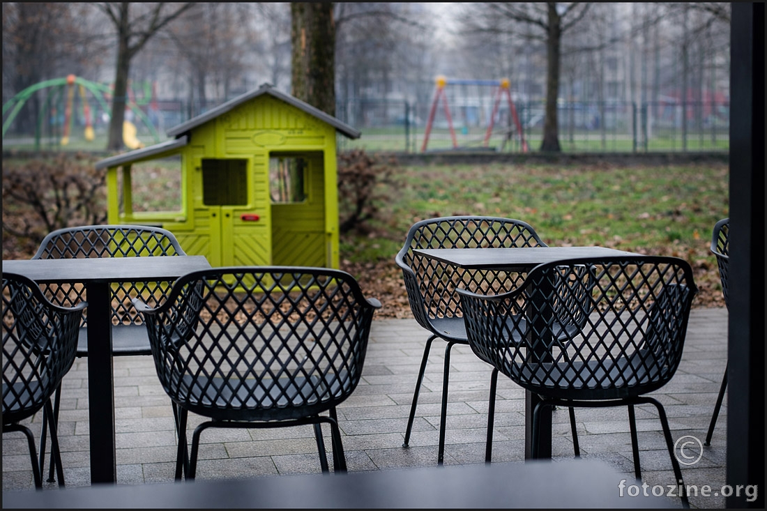 Pogled kroz prozor kafića