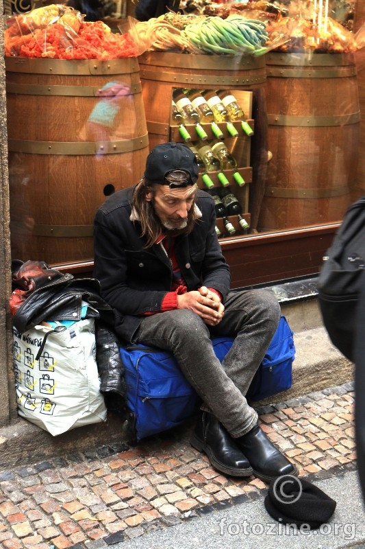 Sarenilo izloga i carolije grada izmamise mu novac i sad jadan strada