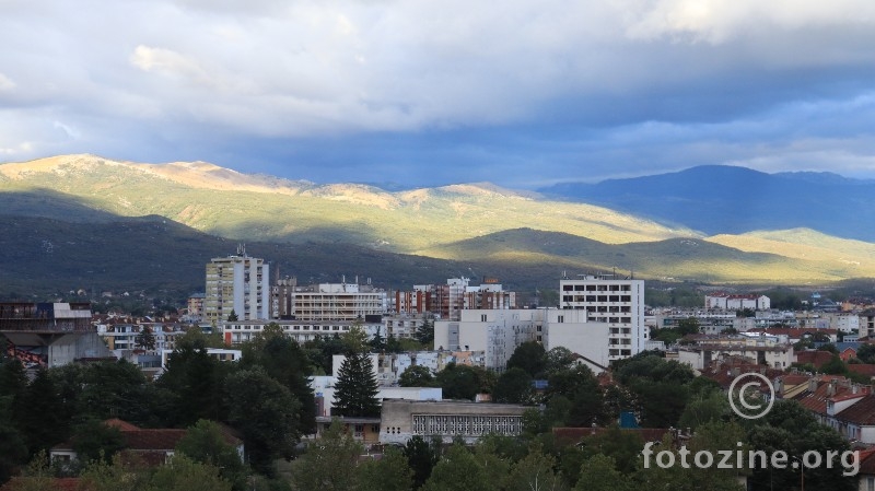 Svijetla iznad grada