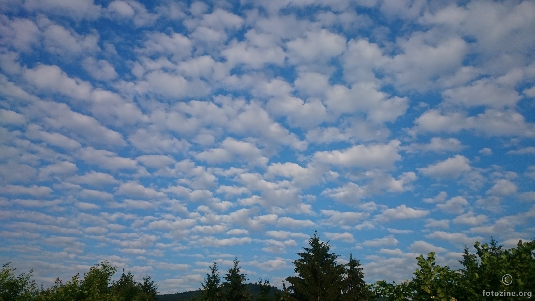 Nebo je žuto a sunce je blue