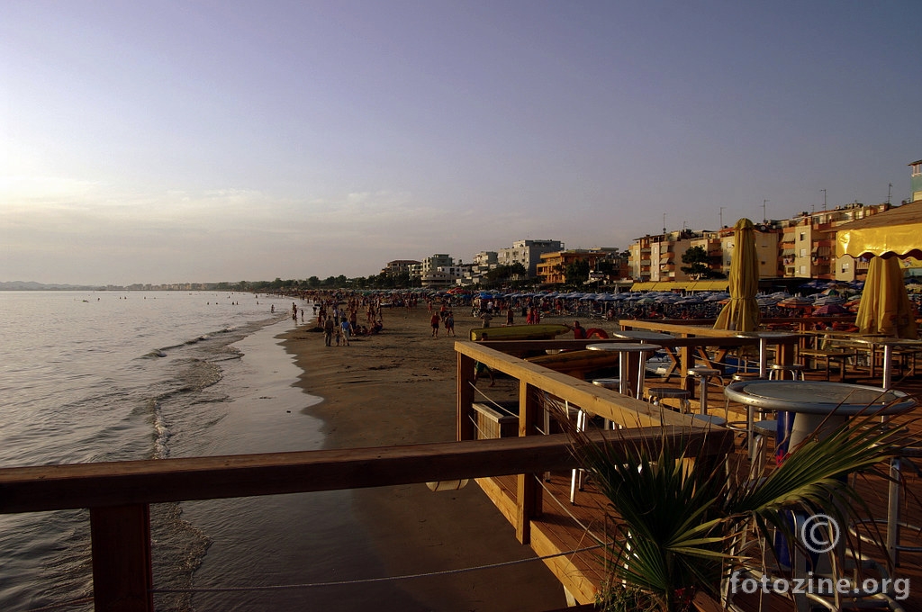 Plaža, nepregledna s ove i meni za leđima