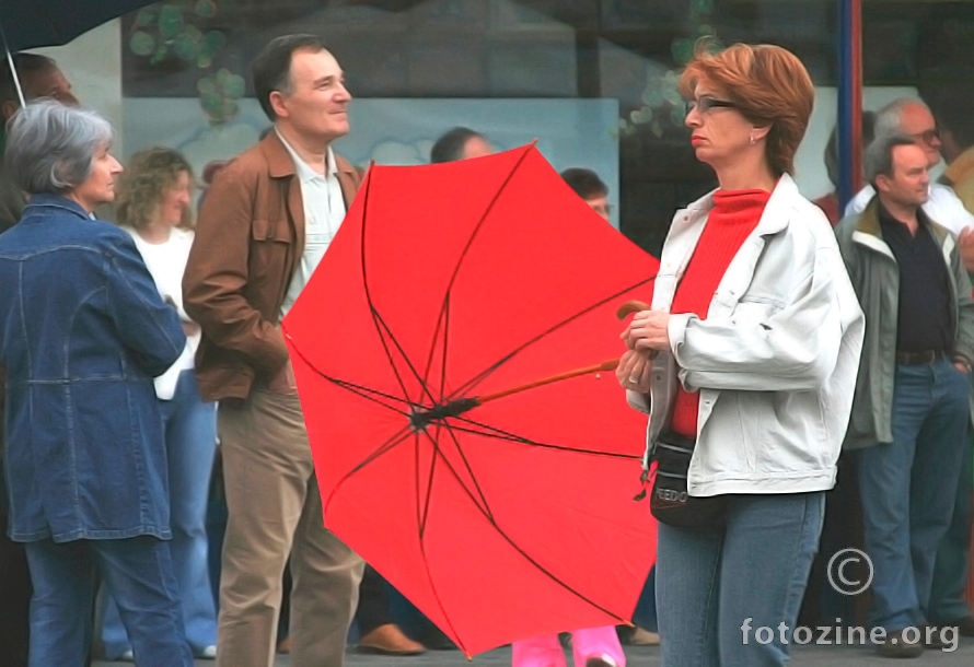 dama s crvenim kišobranom