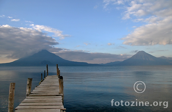 Jezero Atitlan medju vulkanima