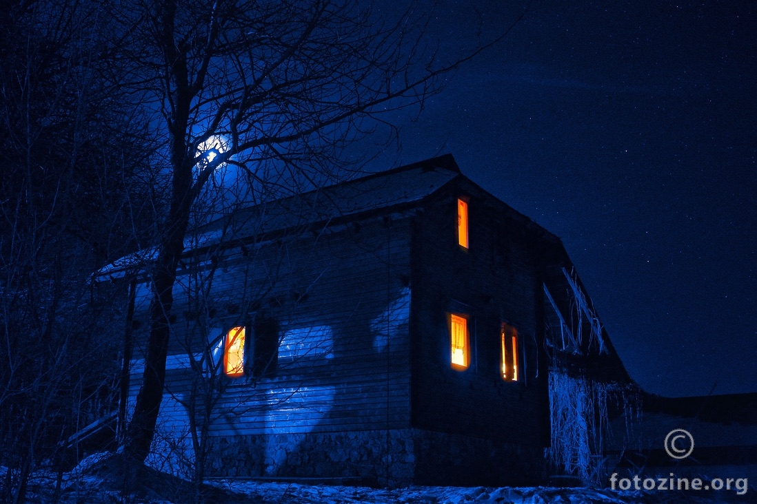 kuća u noći