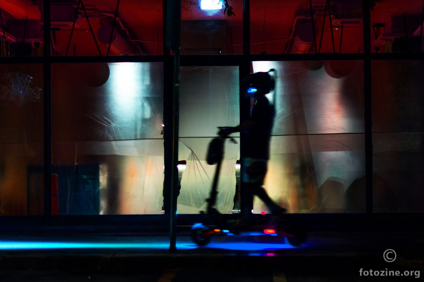 Vanzemaljac u prolazu juri da nas spasi žuri...