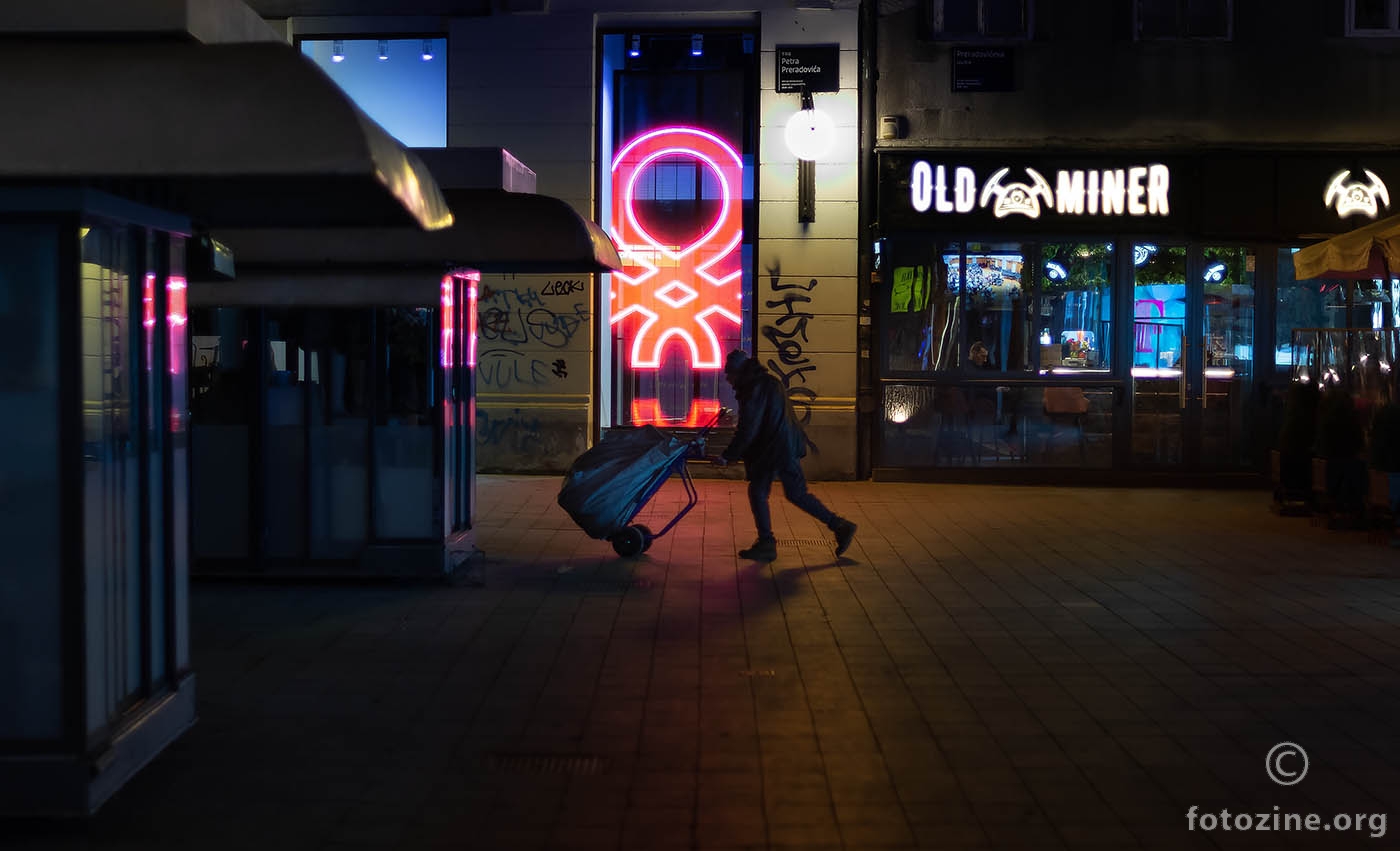 Gura čovjek kolica do vrha puna boca...