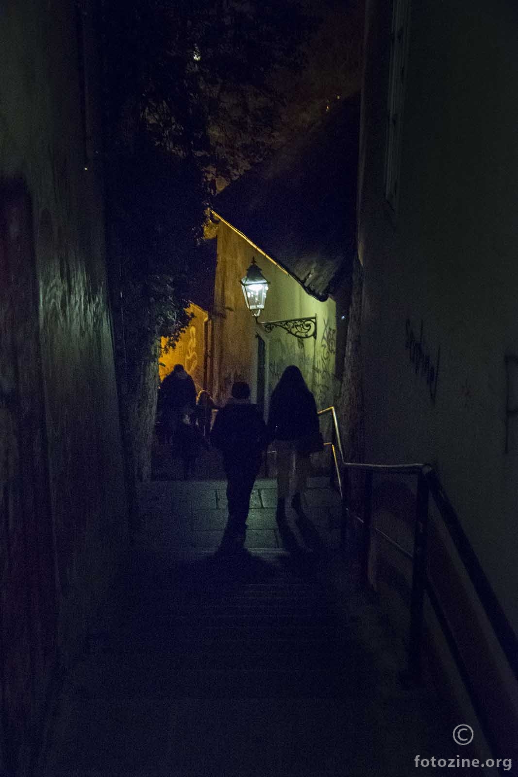 Generacije šeću stubama mračnim, umornim gradom starim i prašnim...
