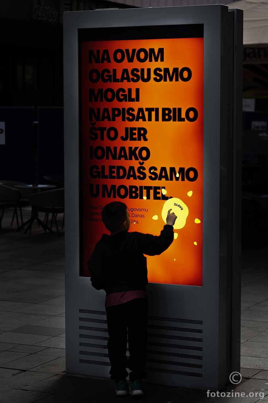 Samo gledaš mobitel...