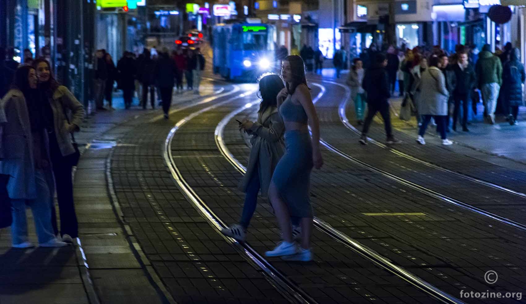 U hladnoj noći vruća dama na ulici sa frendicama nije sama...