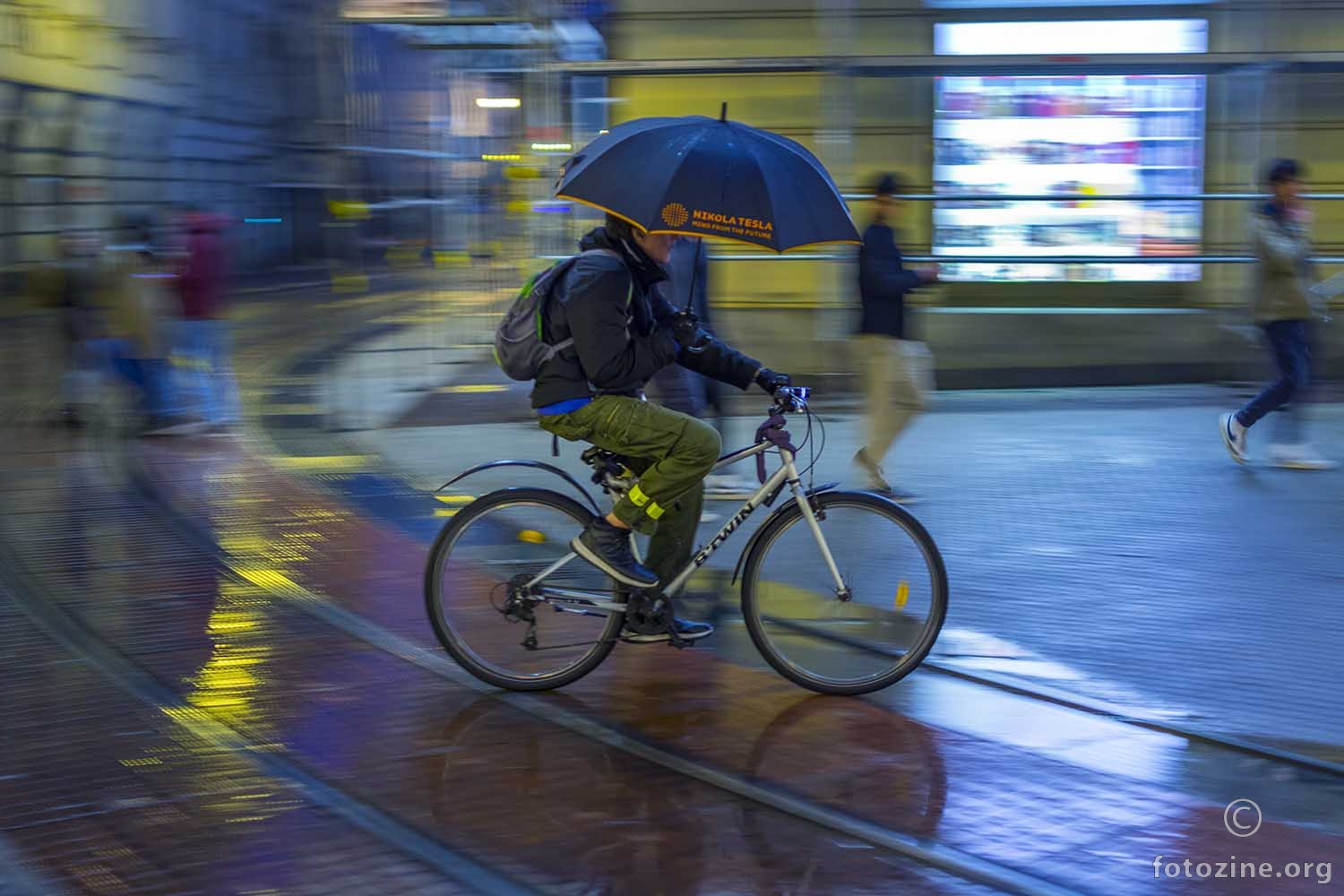 Na biciklu sa kišobranom  po kiši rizici da se razbiješ su viši!
