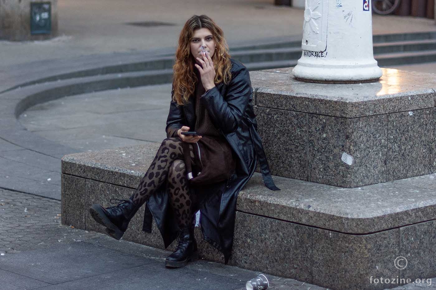 Djevojka lijepa i smjela na Trgu pod lampu je sjela...