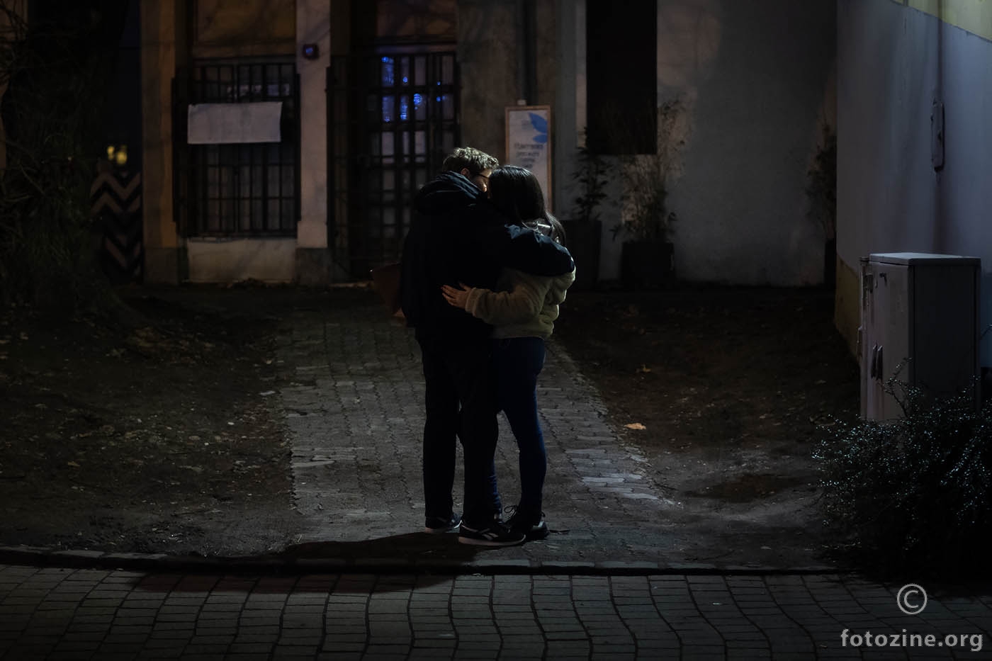 Zagrljeni ispod lampe dvoje zaljubljeni u noći stoje...