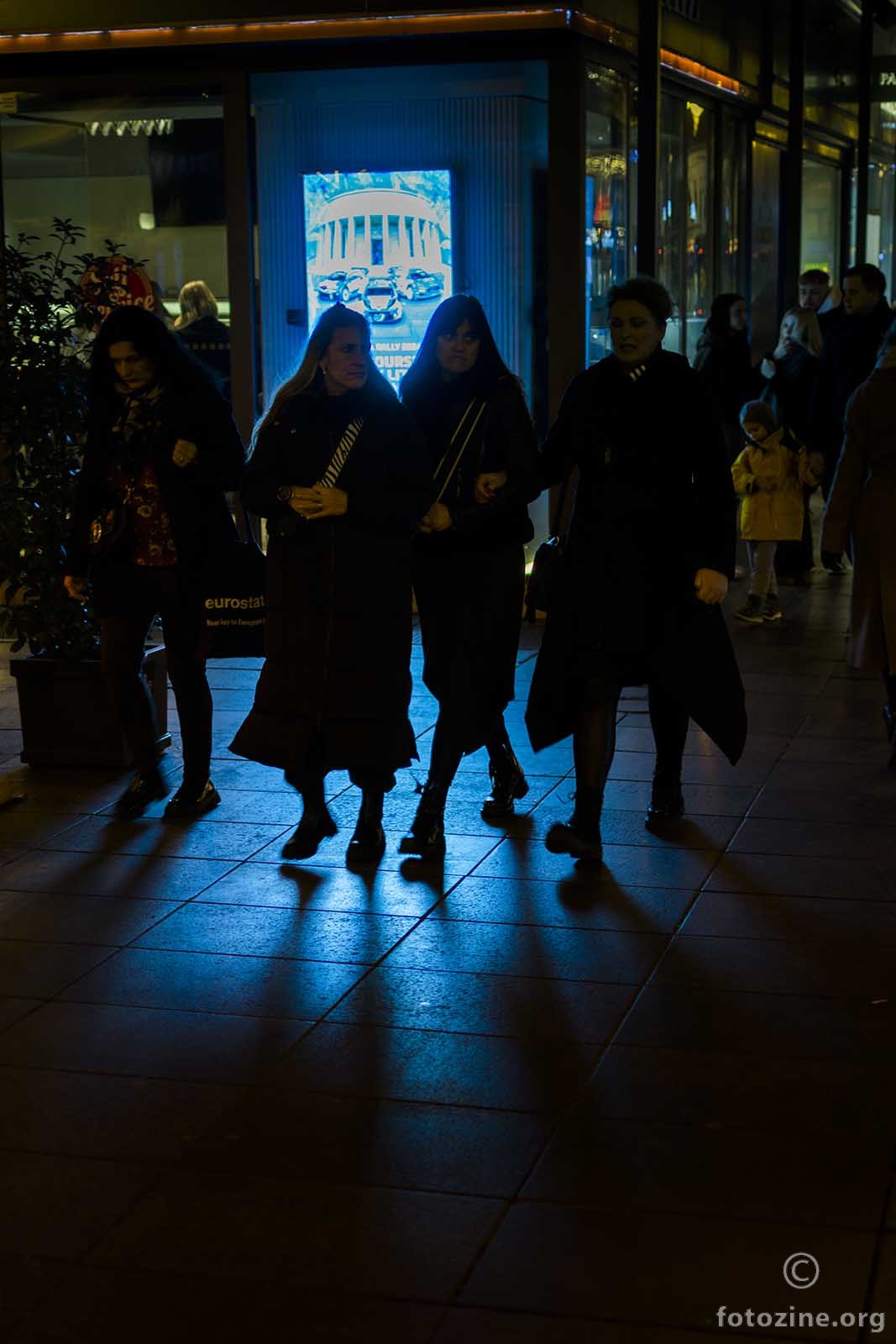 U mraku tri dame hodaju same...