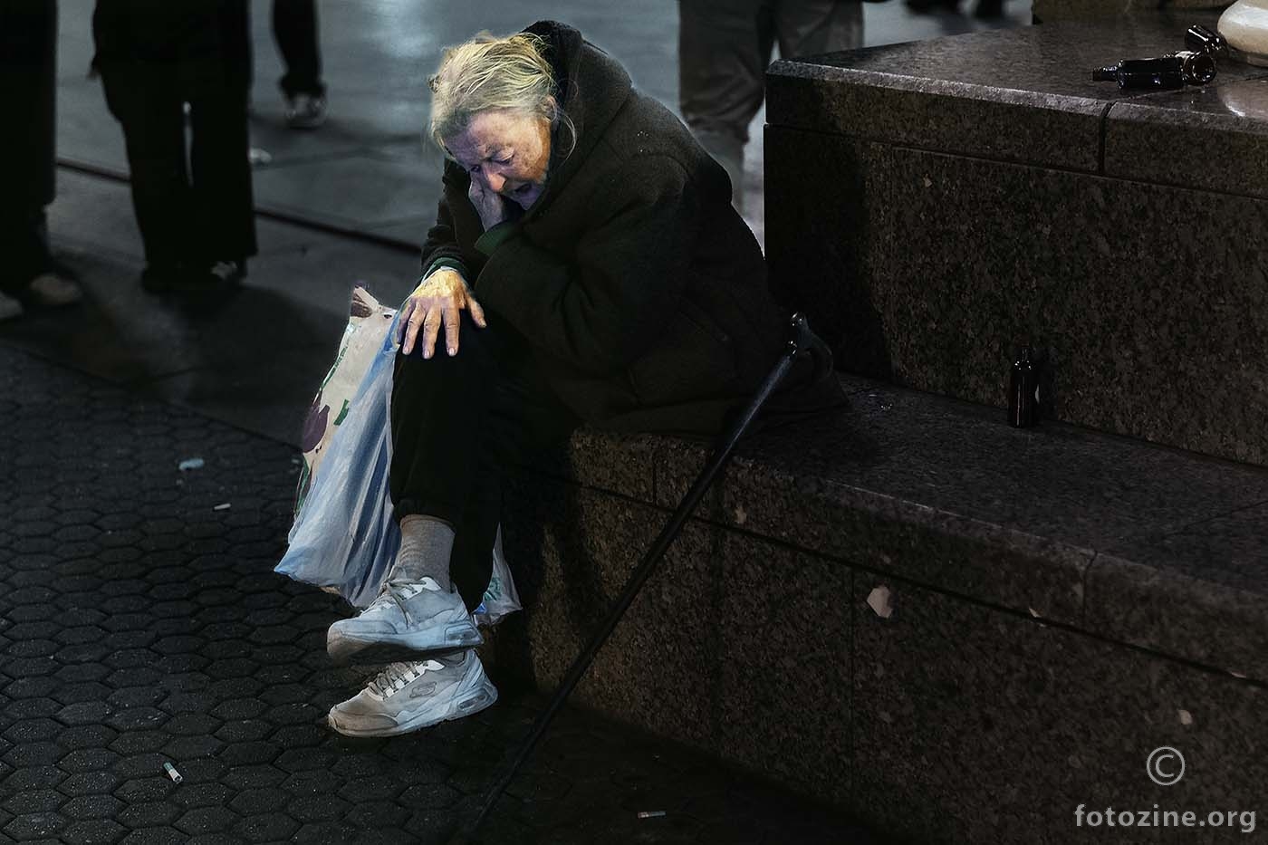 Jauci očajne žene u nevremenu života izgubljene...