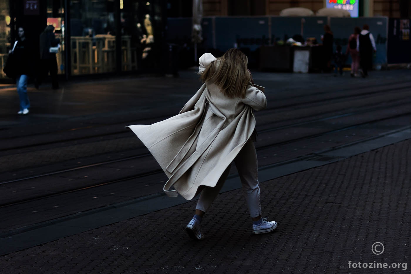 Nošena vjetrom jurila je ulicom...