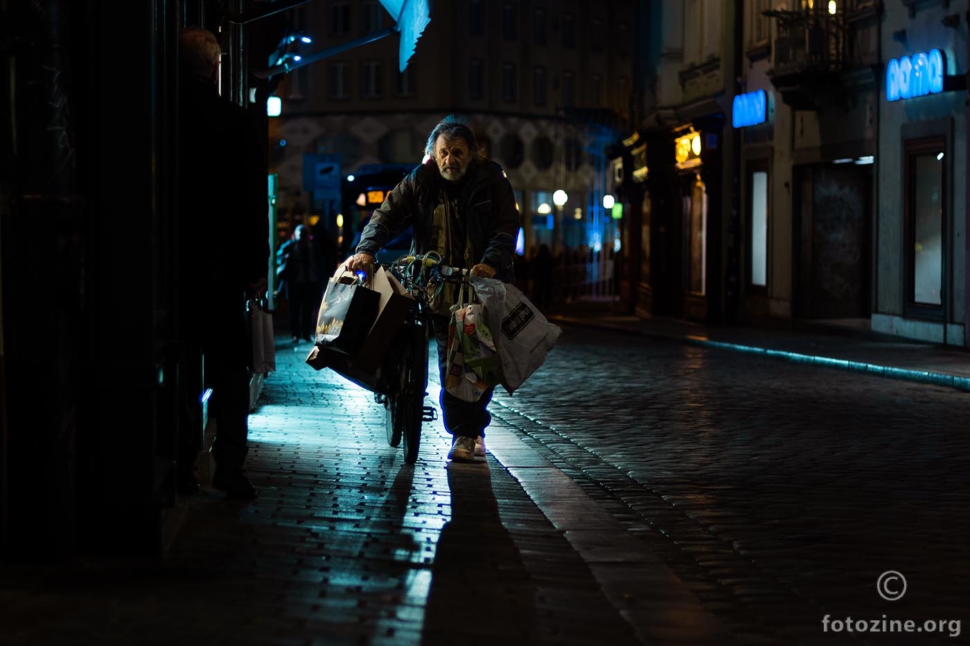 Noćni lovac na flaše na biciklu starom jaše...