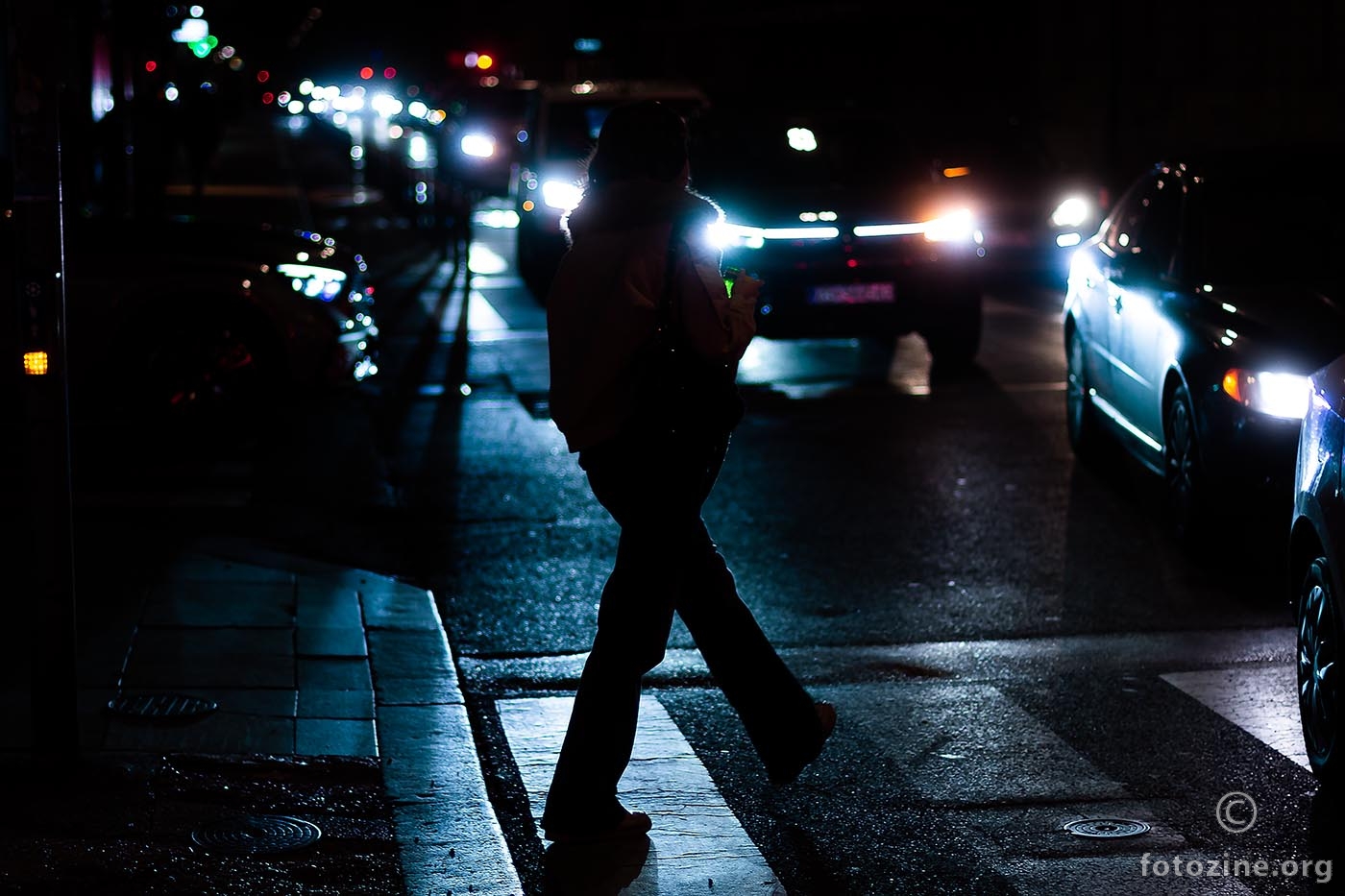 U Gundulićevoj nikoga semafor ne dira, svatko svoju putanju po crvenom ili zelenom bira...