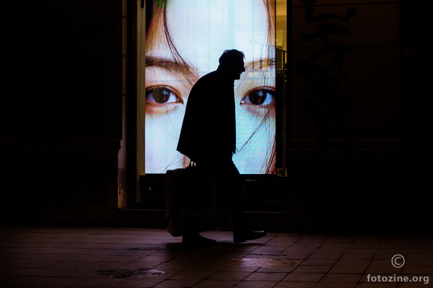 Ravno među oči, u noći, čovjek će doći...