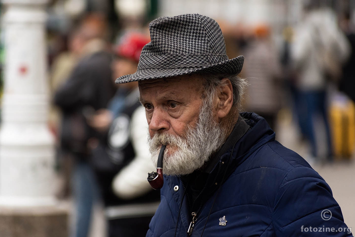 Starac i lula u šetnji gradom zanimljivi skroz glavom i bradom.