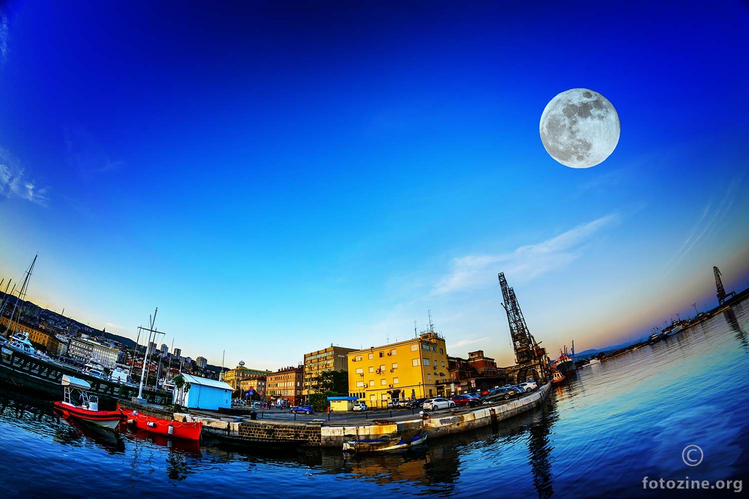 Teče grad Rijeka...