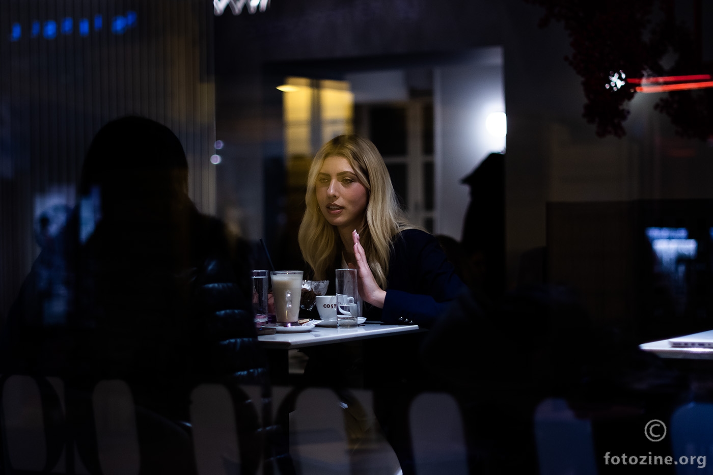 U kafiću je toplo... 