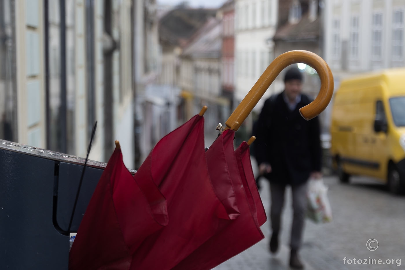 Ostatci kišobrana vire iz koševa za smeće...