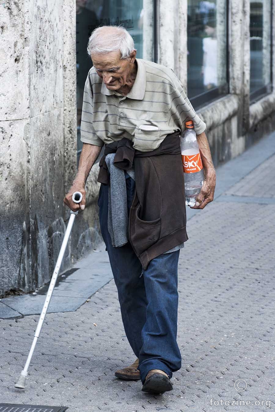 Voda u ruci na vrućoj ulici.