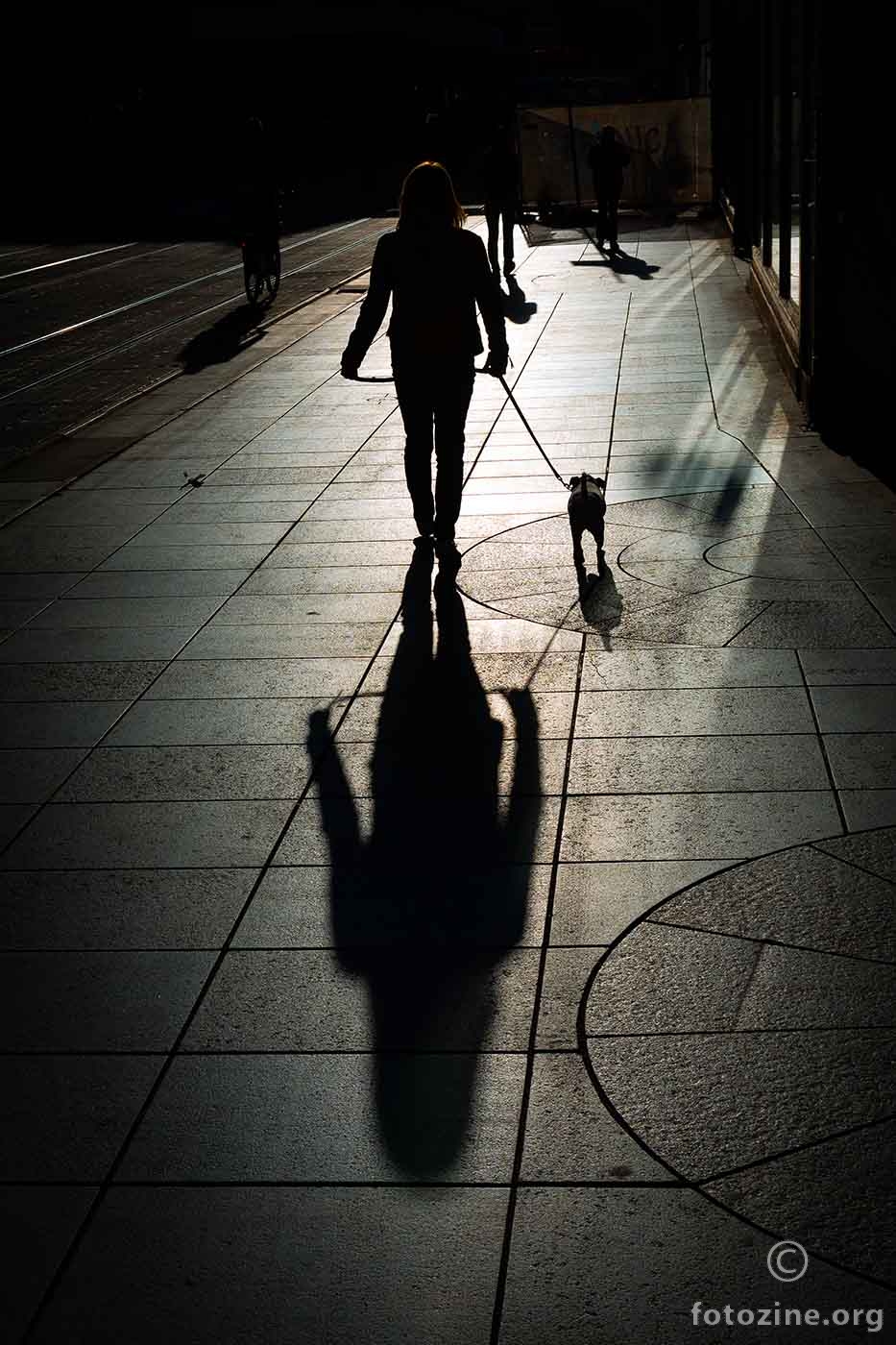 Prema suncu šetala je sa psom...