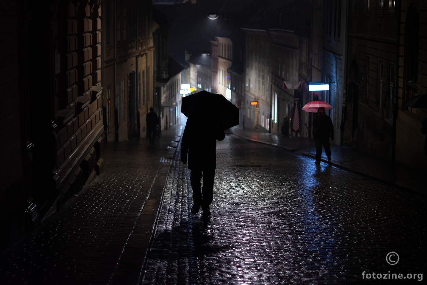 Iz mraka izlazi šetač kišni...