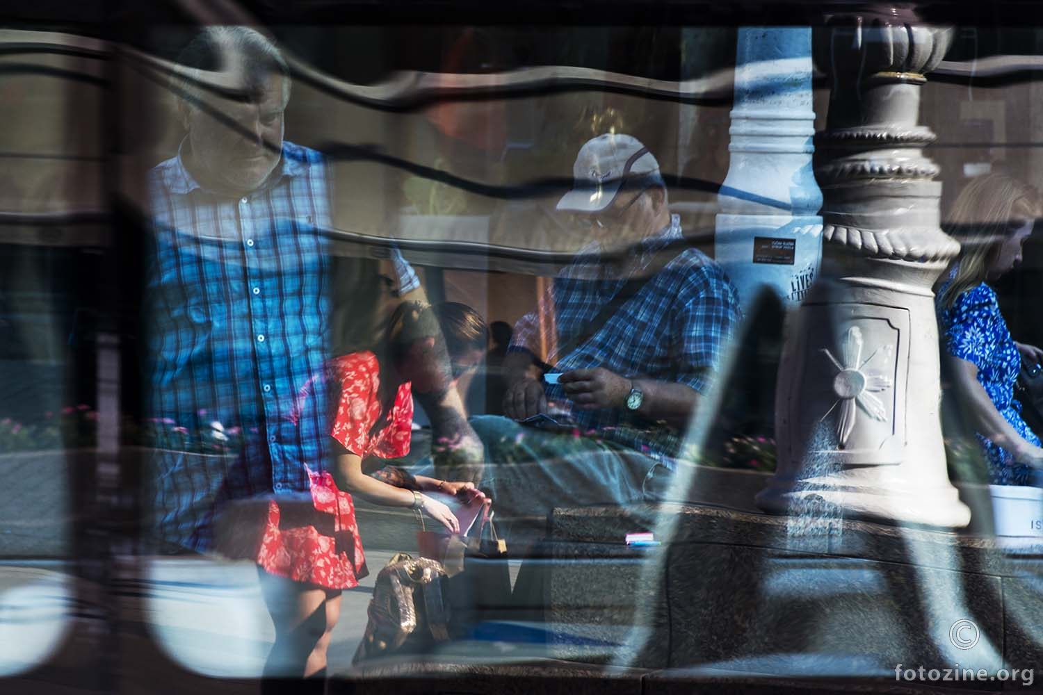 Refleksije u prozoru tramvaja pomješane priče od početka do kraja.