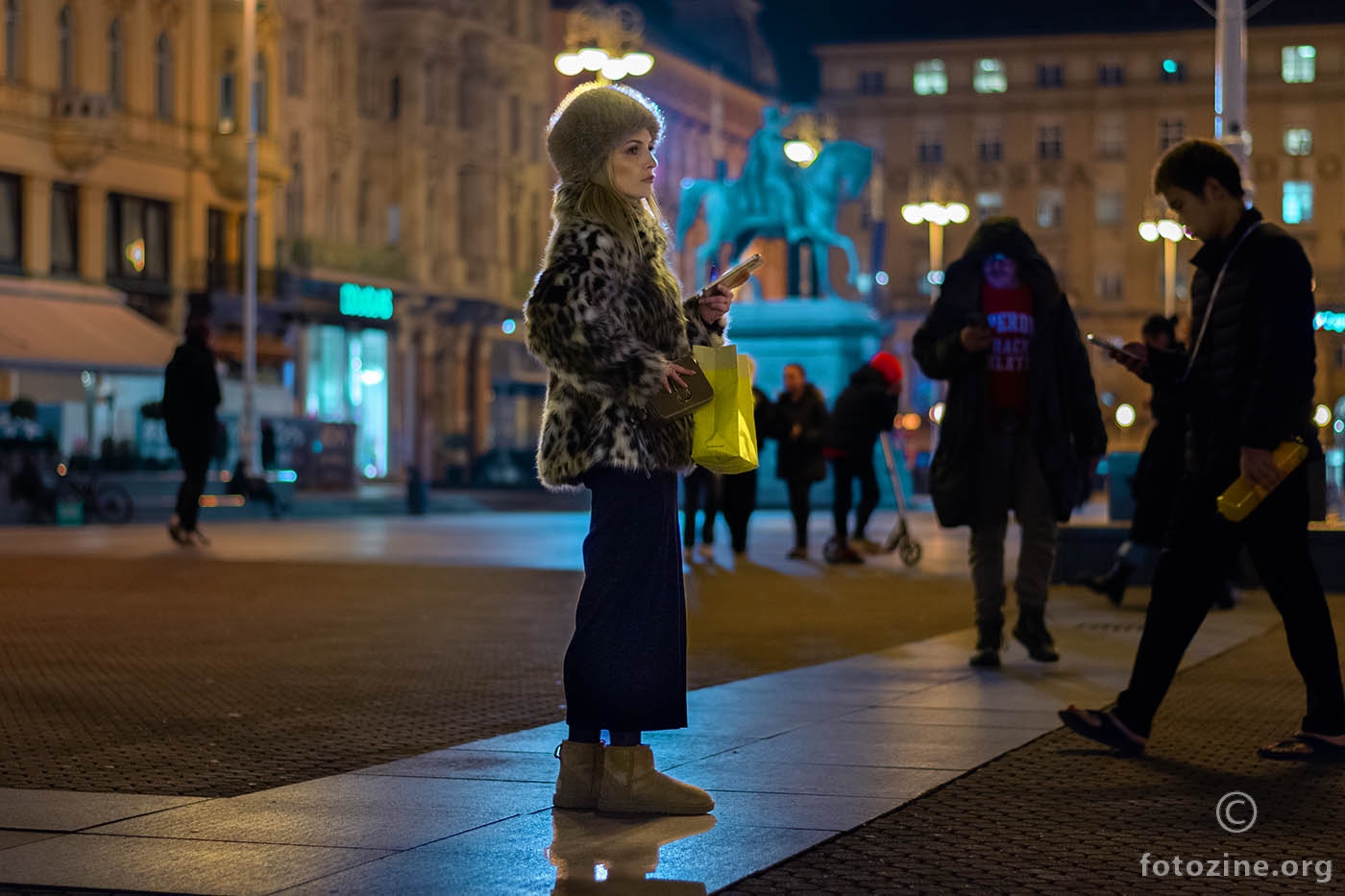 Čupavi outfit morao je bit.