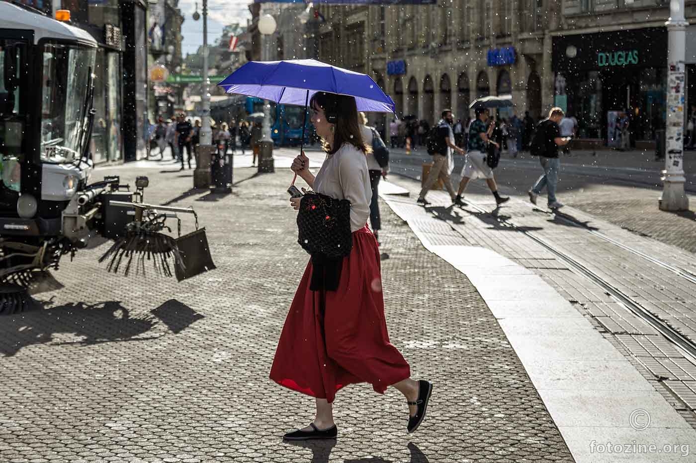 Kiša pada iz vedra neba a ulični čistač iza ugla vreba...