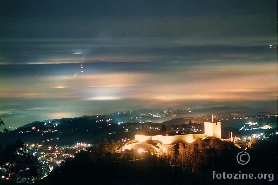 Medvedgrad iznad Zagreba u magli