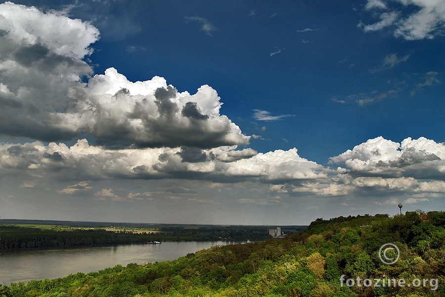 Nebo nad Dunavom