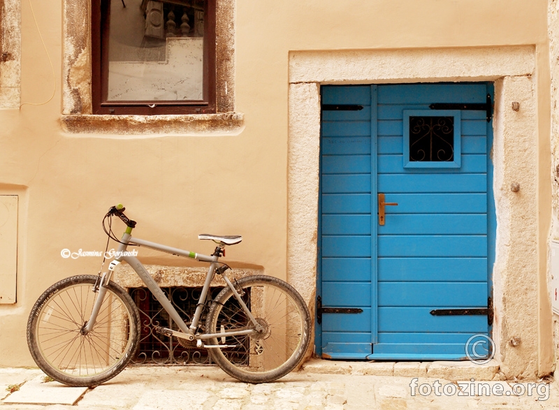 Bicikl kod plavih vrata