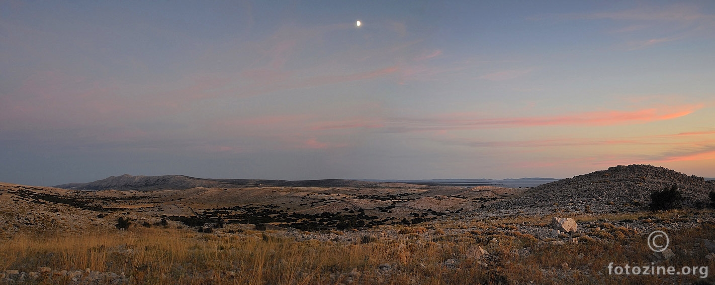 Paška panorama s mjesecom