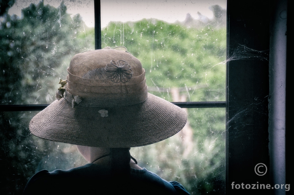 šešir u prozoru