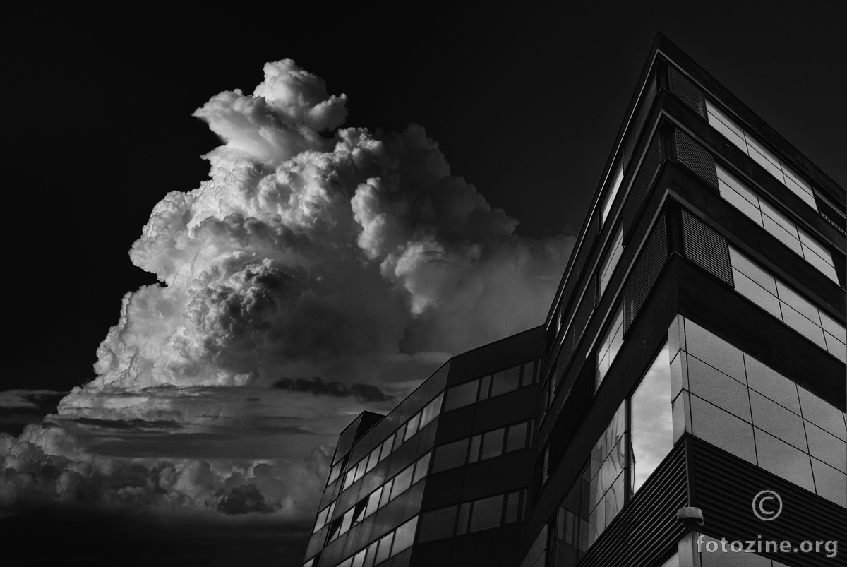 oblak nad zgradom