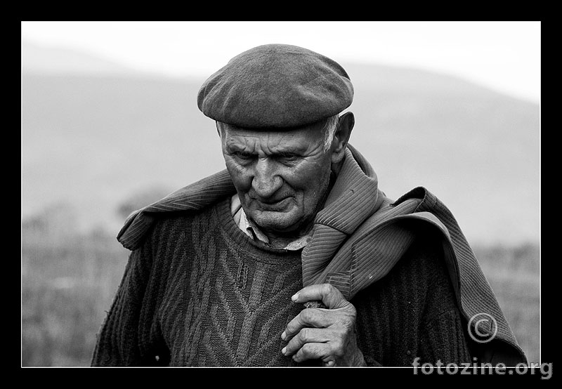 starac nosi jaketu priko livog ramena