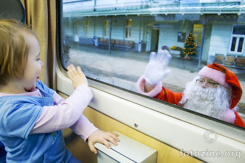 Djed Mraz dolazi u vlak :)