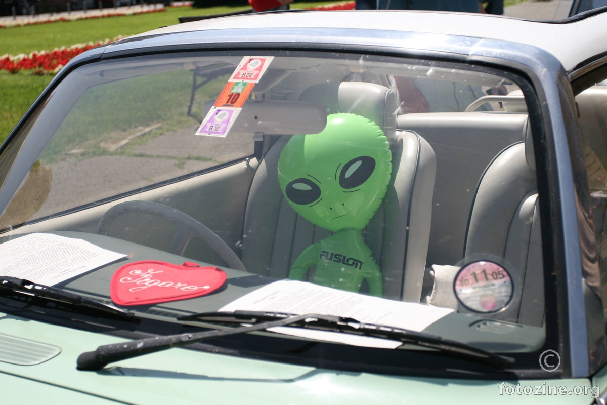 Alien Loves Nissan