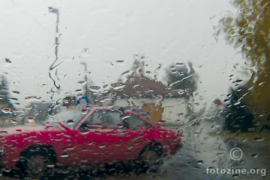 Pinki auto na kiši