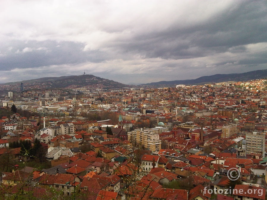 Kišno nebo iznad Sarajeva