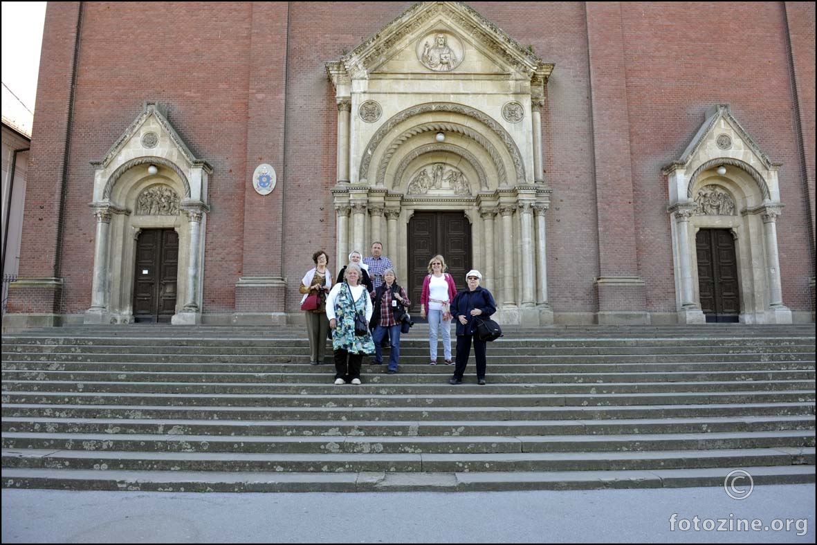 turisti pred đakovačkom katedralom