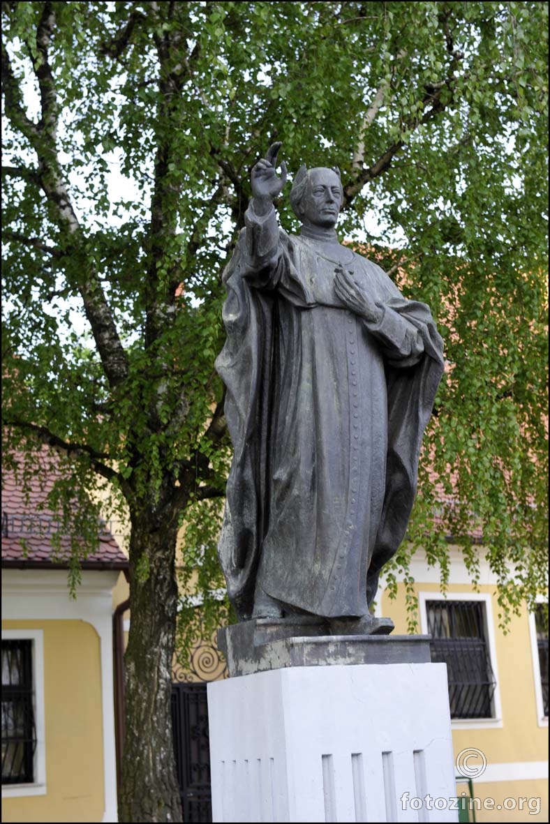 spomenik u Đakovu