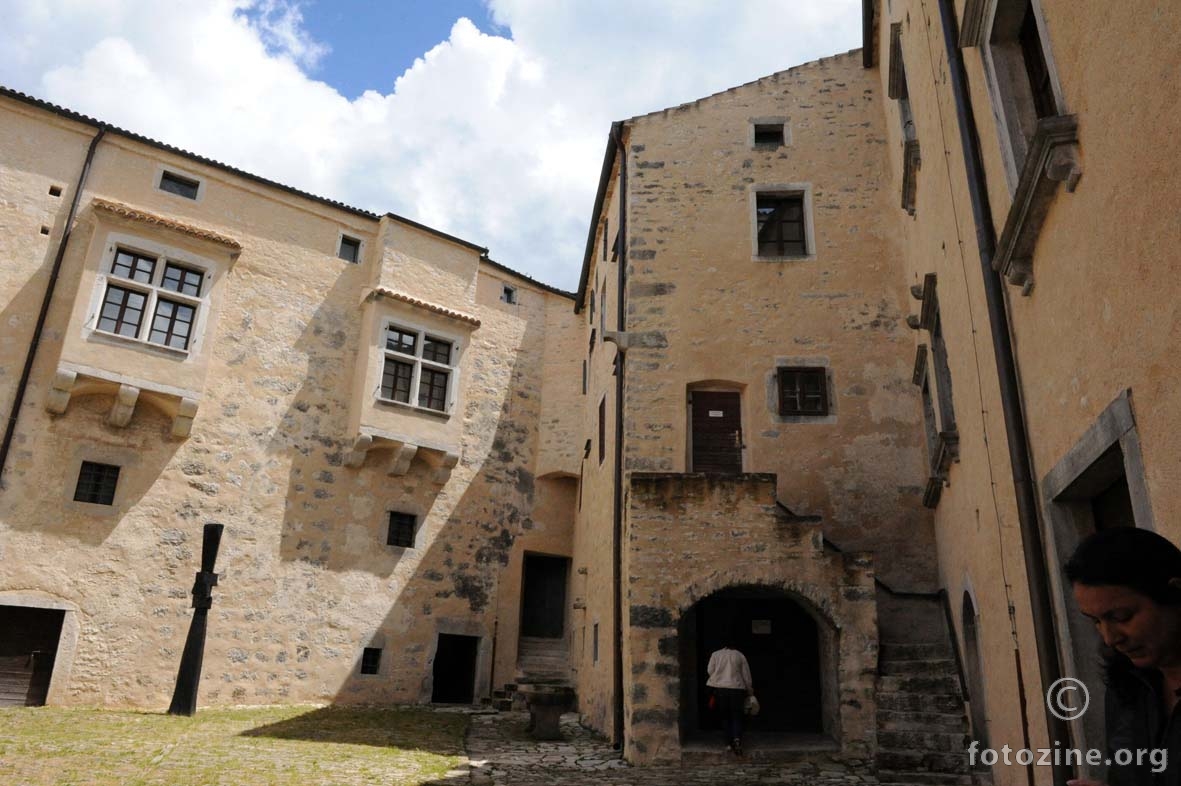 Kaštel s dvorišne strane