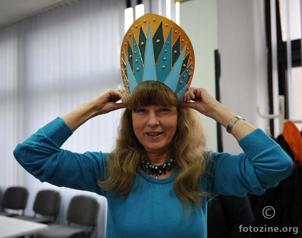 Nadežda isprobava masku  - krunu