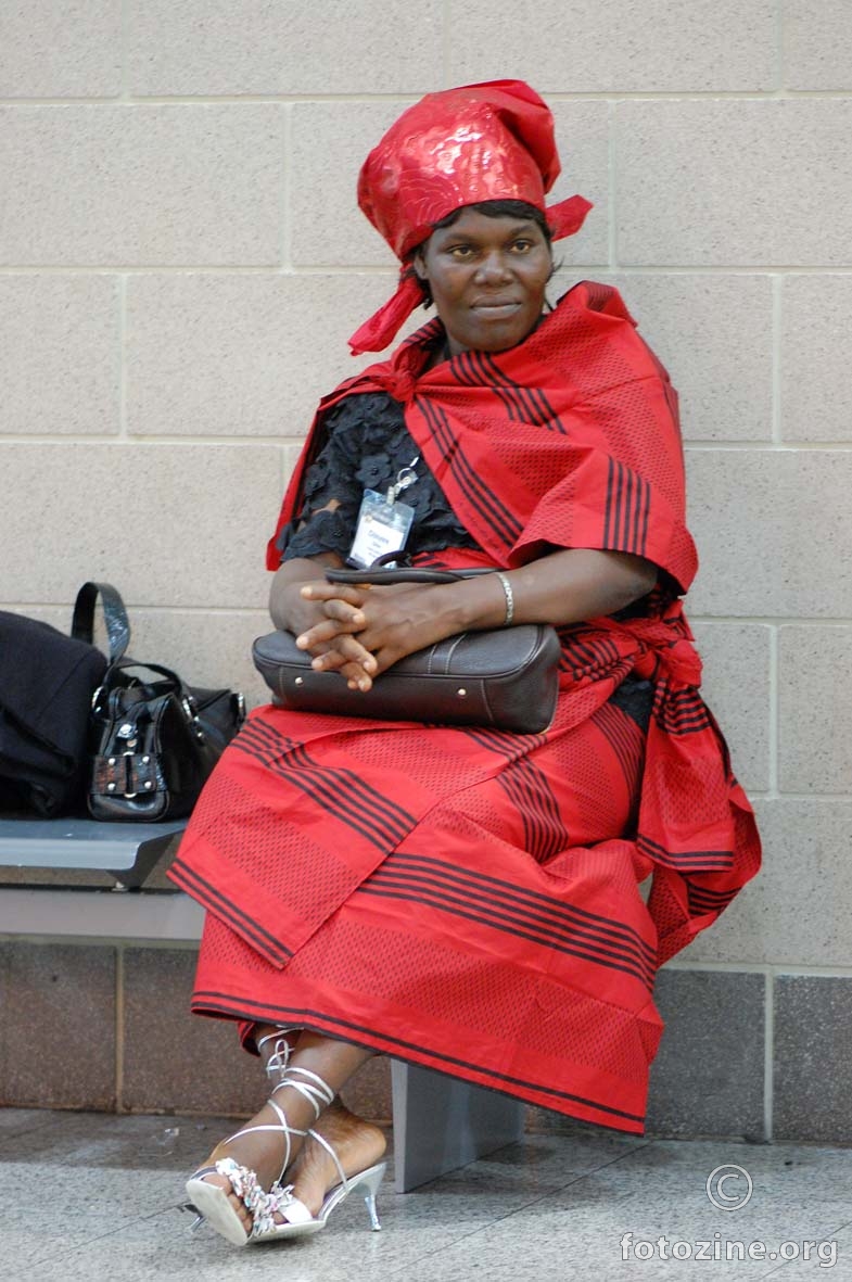 crna dama u crvenom
