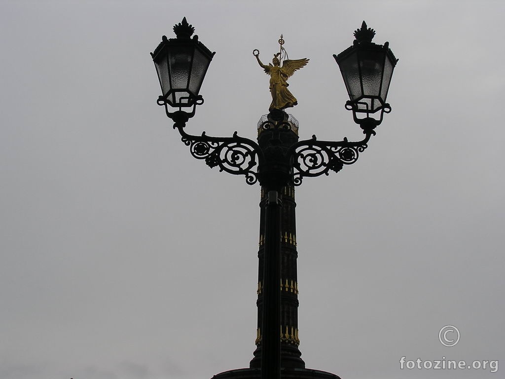 božica i lampa stopljeni u jedno